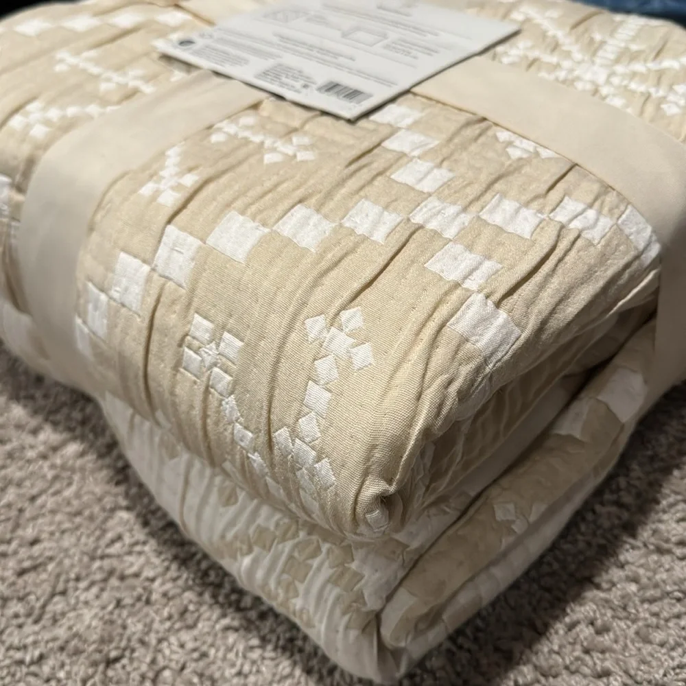 Full/queen Matelasse 3 piece quilt set